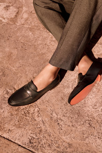 Mocassino penny da uomo in pelle nera - Santoni - editorial