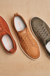 حذاء سنيكرز رجالي غير رسمي بلون بني فاتح من جلد النوبوك البرتقالي من Santoni - Santoni - editorial