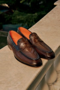 Dunkelbraune Penny-Loafer f&uuml;r Herren aus Leder - Santoni - editorial
