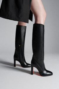 Schwarze Stiefel f&uuml;r Damen aus Leder mit hohem Absatz - Santoni - editorial