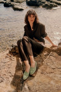 Mocassin Penny en daim vert pour femme - Santoni - editorial