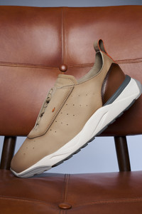 Sneaker à enfiler en nubuck et cuir marron clair pour homme - Santoni - editorial