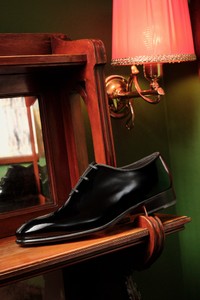 Men's black patent leather Oxford shoe - Santoni - editorial