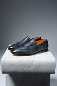 Mocassin à double boucle en cuir patiné bleu pour homme - Santoni - editorial