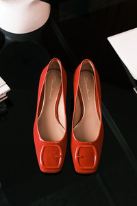 Rote Pumps für Damen aus Wildleder mit mittelhohem Absatz - Santoni - editorial