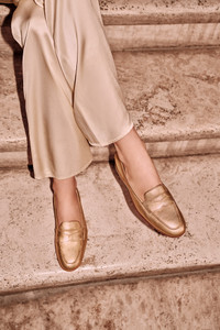 レディース ラミネートレザー Carla ローファー ゴールド - Santoni - editorial