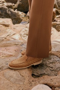 Beigefarbene Loafer f&uuml;r Herren aus geflochtenem Wildleder - Santoni - editorial