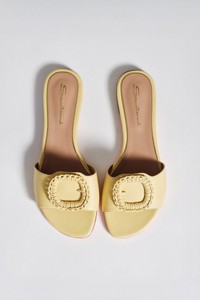 صندل سلايد نسائي من الجلد بلون أصفر - Santoni - editorial