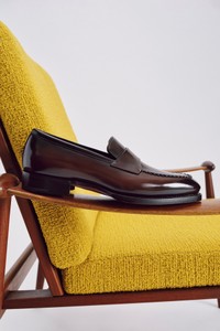 Dunkelbraune Penny-Loafer f&uuml;r Herren aus Leder - Santoni - editorial