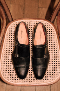 Doppia fibbia da uomo in pelle nera - Santoni - editorial