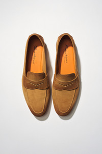 Hellbrauner Wildleder-Carlo-Pennyloafer für Herren - Santoni - editorial