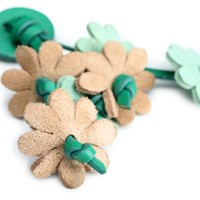 Gr&uuml;ne und beigefarbene Santoni Multi Flora-Quasten aus Leder und Wildleder - Santoni - 2