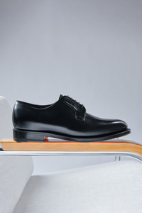 Men&rsquo;s polished black leather Derby shoe - Santoni - editorial
