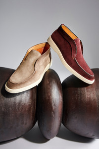 Stivaletto desert da uomo in suede tortora - Santoni - editorial